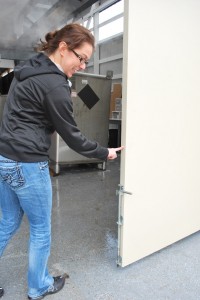 One finger easy open lightweight sliding doors by Sing Core true flat