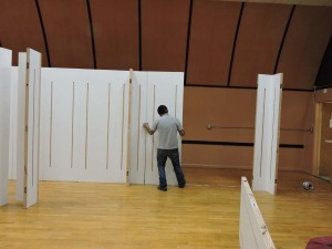 one man easily assembles 70 ft x 10 ft trade show display booth lightweight high strength